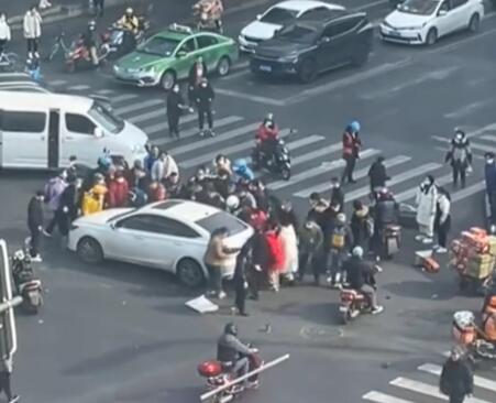 大叔被卷入車底20人抬車救援 始料未及真相簡(jiǎn)直太暖心了