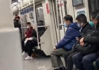 乘客羽絨服炸裂絨毛飄滿地鐵車廂 為什么這么多毛？