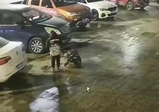 男童放鞭炮炸飛三個井蓋連砸兩車 為什么炸飛始末詳情曝光