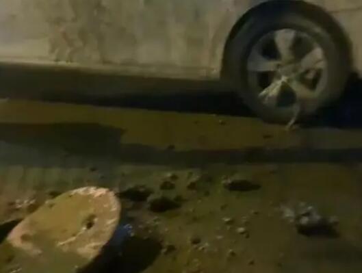 男童放鞭炮炸飛三個井蓋連砸兩車 原因竟是這樣太無奈了