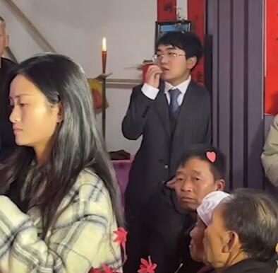 新郎接親時淡定嗑瓜子迎新娘 始料未及真相簡直太意外了