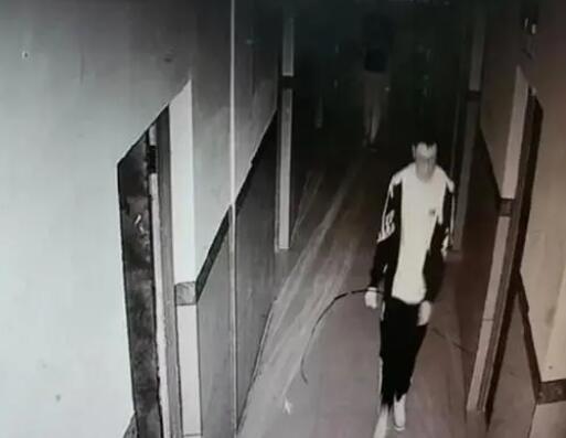 探訪胡鑫宇學(xué)校:校外警車24小時(shí)值守 背后真相實(shí)在讓人驚愕