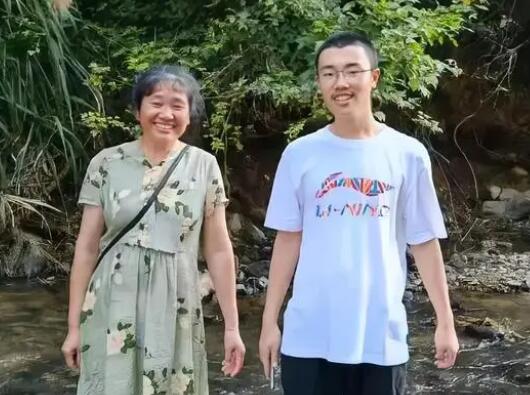 探訪胡鑫宇學(xué)校:校外警車24小時值守 背后真相實在讓人驚愕