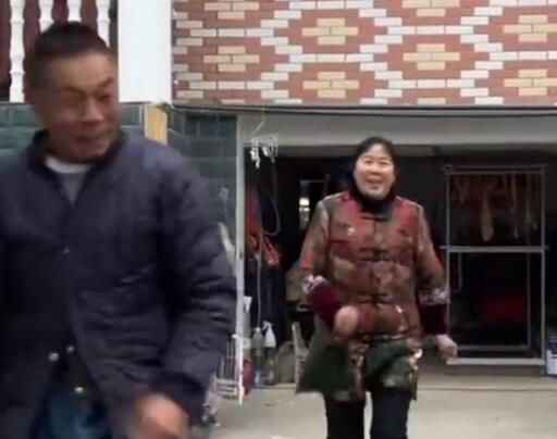 遠(yuǎn)嫁女兒驅(qū)車12小時(shí)回娘家過年 實(shí)在太感人了