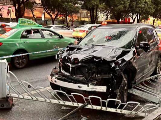 廣州寶馬車沖撞人群 致多人死傷 究竟是怎么回事？