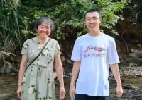 探訪胡鑫宇學(xué)校:校外警車24小時(shí)值守 失蹤原因簡直太詭異了