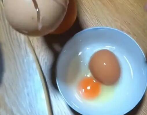 女子家中大巨蛋磕開竟是蛋中蛋 意外至極真相簡(jiǎn)直令人震驚