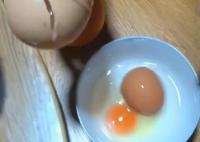 女子家中大巨蛋磕開竟是蛋中蛋 意外至極真相簡直令人震驚