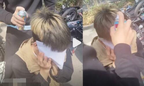 黃發(fā)小伙為進(jìn)廠應(yīng)聘現(xiàn)場噴黑頭發(fā) 到底是什么情況?