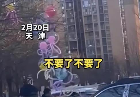 女子賣氣球城管要沒收 當(dāng)場(chǎng)全放飛 原因一出直接讓人傻眼