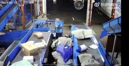 人社局回應(yīng)60歲快遞員意外猝死 事件到底找誰負(fù)責(zé)