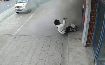 殘疾男子提醒店鋪冒煙被炸飛 畫面曝光實在是太讓人心疼了