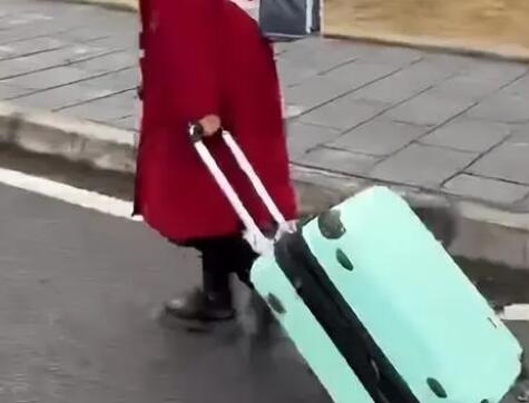 女生帶50斤砂糖橘返校結(jié)果全丟了 過(guò)程心酸實(shí)在是讓人心疼