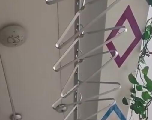 新疆震感現(xiàn)場:居民家植物衣架搖晃 現(xiàn)場畫面簡直太嚇人了