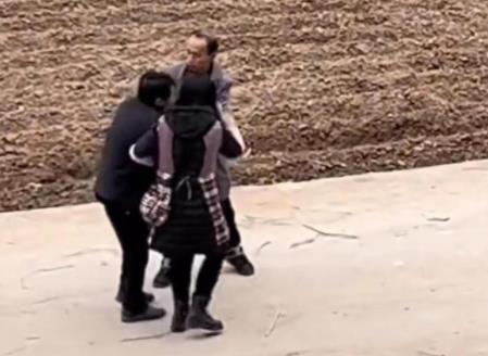 爺爺顫顫巍巍去見孫子最后一面 到底是什么情況?