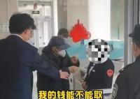 大爺銀行取錢頻遭插隊 1小時沒排上 背后真相實在是讓人無語