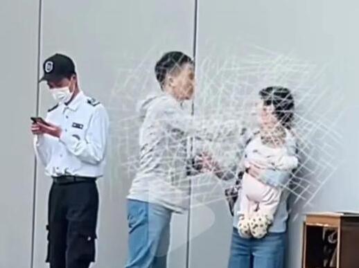 保安回應沒制止路人揮拳打抱娃女子 背后真相曝光簡直太驚人了