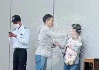 男子地鐵口揮拳重?fù)舯夼?真相曝光實在是太意外了