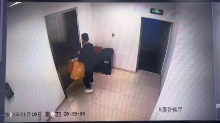 優(yōu)衣庫店長偷800余件服裝7.5折銷售  背后真相曝光簡直太驚人了