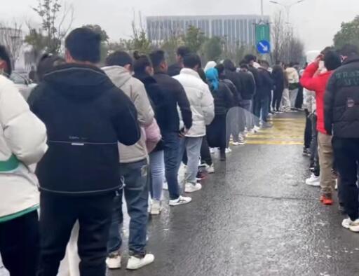 工價(jià)下跌 工廠門口仍大排長龍 原因竟是這樣實(shí)在是太意外了