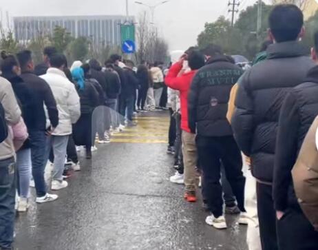 工價(jià)下跌 工廠門口仍大排長(zhǎng)龍 原因竟是這樣實(shí)在是太意外了