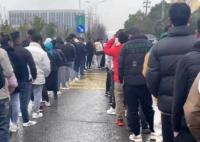 工價(jià)下跌 工廠門口仍大排長(zhǎng)龍 背后真相曝光簡(jiǎn)直太驚人了