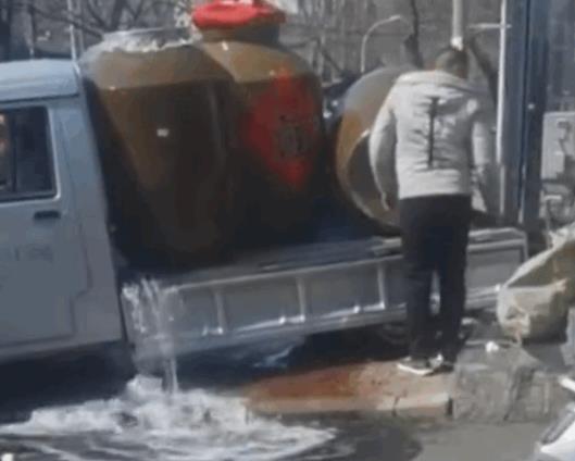 男子運(yùn)酒撞破酒缸1分鐘損失5萬(wàn) 背后原因揭秘直接讓人傻眼