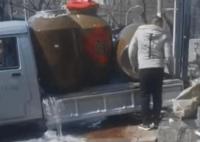 男子運(yùn)酒撞破酒缸1分鐘損失5萬 真相揭露真的令人大吃一驚 