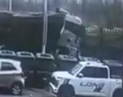 遼寧一轎車被大貨車追尾壓扁 背后真相曝光簡(jiǎn)直太驚人了