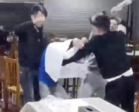 8人群毆用酒瓶打頭部 警方介入 到底是什么情況?