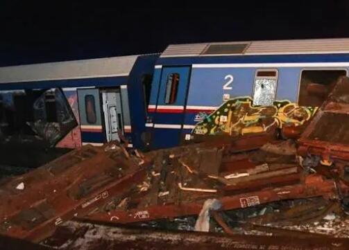希臘火車(chē)迎面相撞 已致超30人死亡 照片曝光直接讓人大呼意外