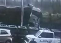 遼寧一轎車(chē)被大貨車(chē)追尾壓扁 背后真相曝光簡(jiǎn)直太驚人了