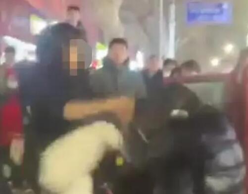 女孩當(dāng)街毆打三輪車(chē)阿姨 警方介入 結(jié)果真的令人大吃一驚