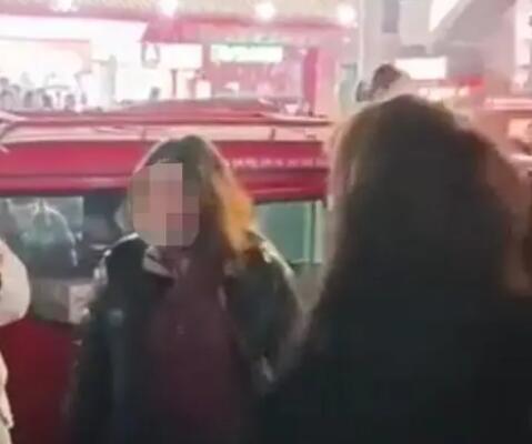 女孩當(dāng)街毆打三輪車阿姨 警方介入 結(jié)果真的令人大吃一驚
