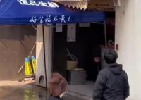 居民嫌樓下肉鋪擾民:來買肉就潑臟水 背后真相曝光簡直太驚人了