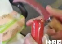 女護(hù)士下班擺攤賣“無菌烤腸” 真相揭露真的令人大吃一驚