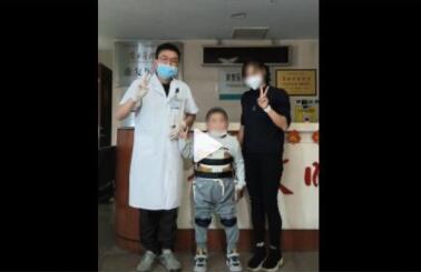 4歲娃17樓墜落140天后重新行走 背后真相曝光簡直太驚人了