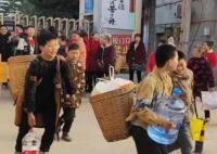 小學(xué)生背著“鍋碗瓢盆”去春游 背后真相曝光簡直太驚人了