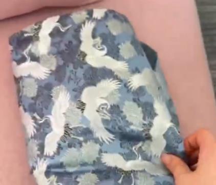 痛經(jīng)女生曬異地男友制作的手工包 到底是什么情況?