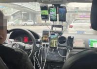 司機(jī)載客用9部手機(jī)刷視頻被罰 司機(jī)載客用9部手機(jī)刷視頻被罰