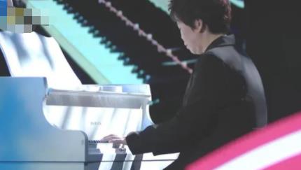 清華保潔阿姨身穿晚禮服彈奏鋼琴 到底是什么情況? 