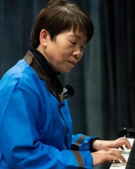 清華保潔阿姨身穿晚禮服彈奏鋼琴 到底是什么情況? 