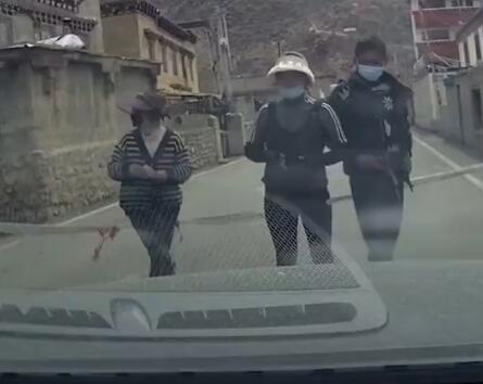 男子駕車4分鐘遇3次村民攔車要紅包 到底是什么情況?