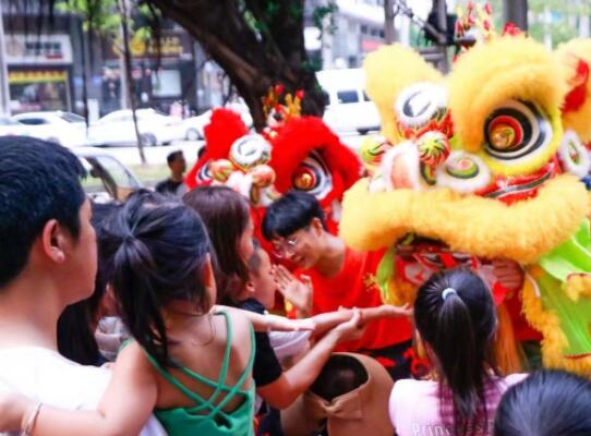 6位00后女孩苦練醒獅 到底是什么情況?