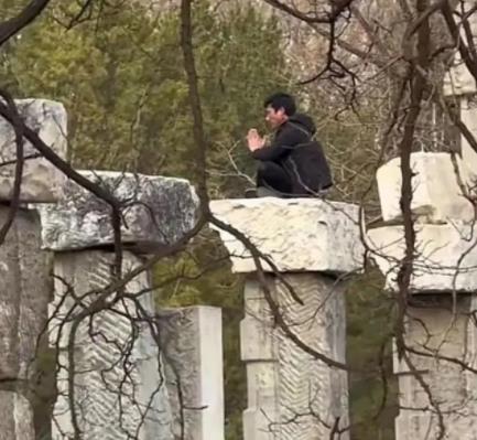 圓明園回應(yīng)男子攀爬遺址拍照 原因竟是這樣實在是太意外了