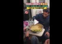 農(nóng)民工大哥火車上用盆炫10袋泡面 背后真相曝光簡直太驚人了