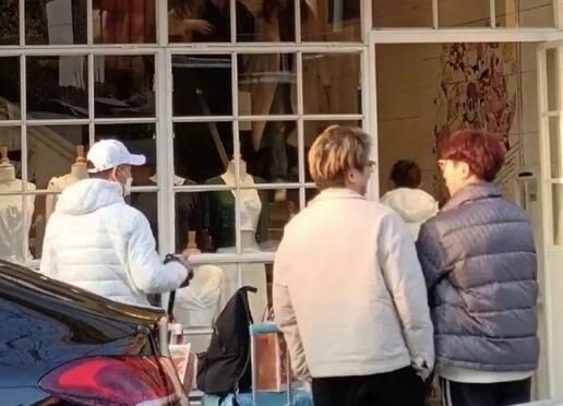 安福路居民吐槽網(wǎng)紅街拍 到底是什么情況?