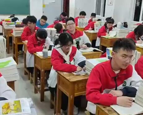 老師宣布各科月考第1名 女生連站7次 到底是什么情況?