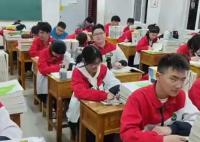 老師宣布各科月考第1名 女生連站7次 照片曝光直接讓人大呼意外