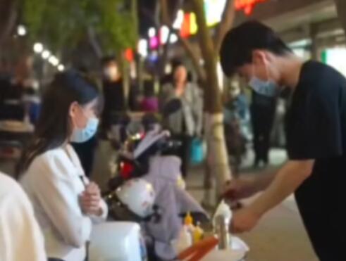 00后男生每天下班后賣烤腸解壓 真相曝光簡直是意料之外